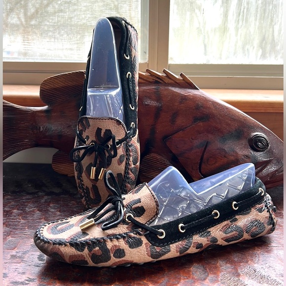 Louis Vuitton Leopard Print Leather and Black Suede Trim Gloria Loafers 👞 - Picture 5 of 16